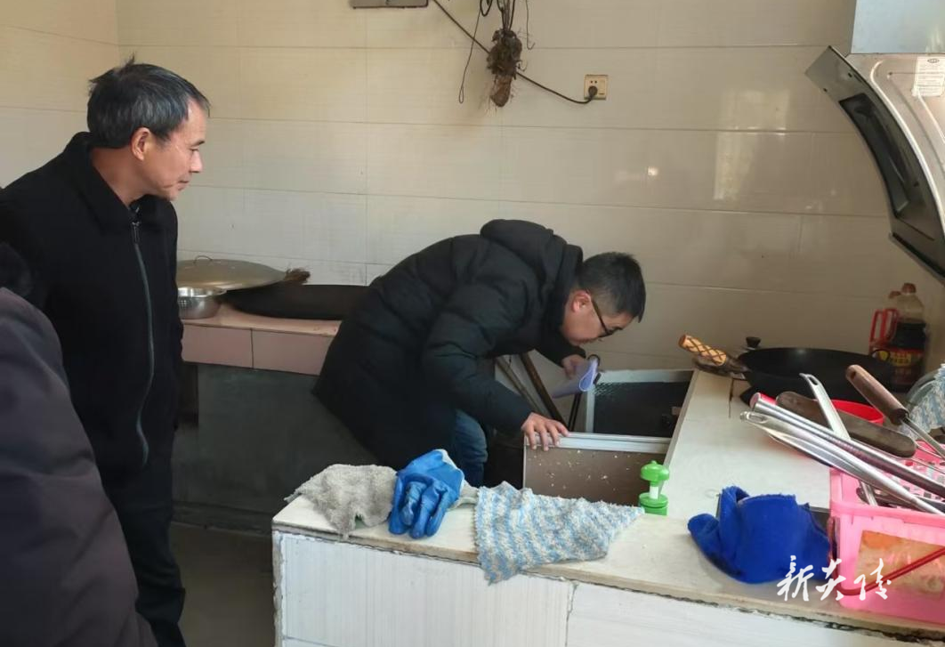 船形乡开展“敲门行动” 筑牢安全屏障