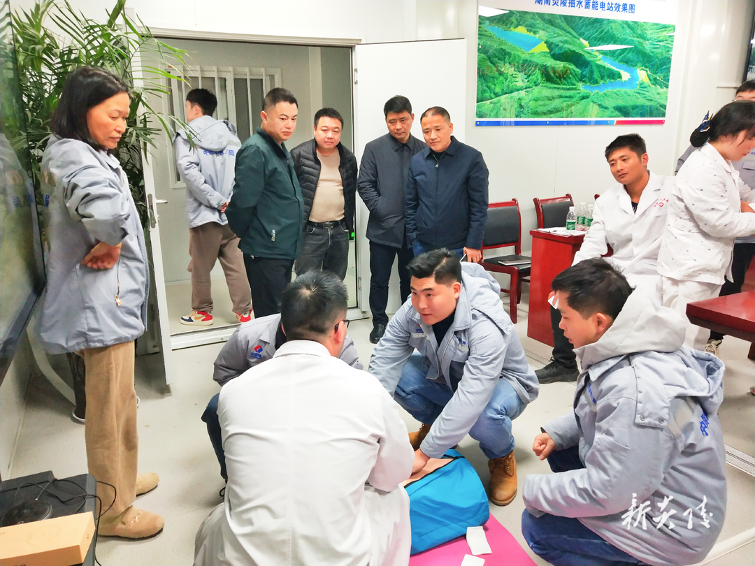 县人民医院:健康义诊进企业 爱心服务零距离