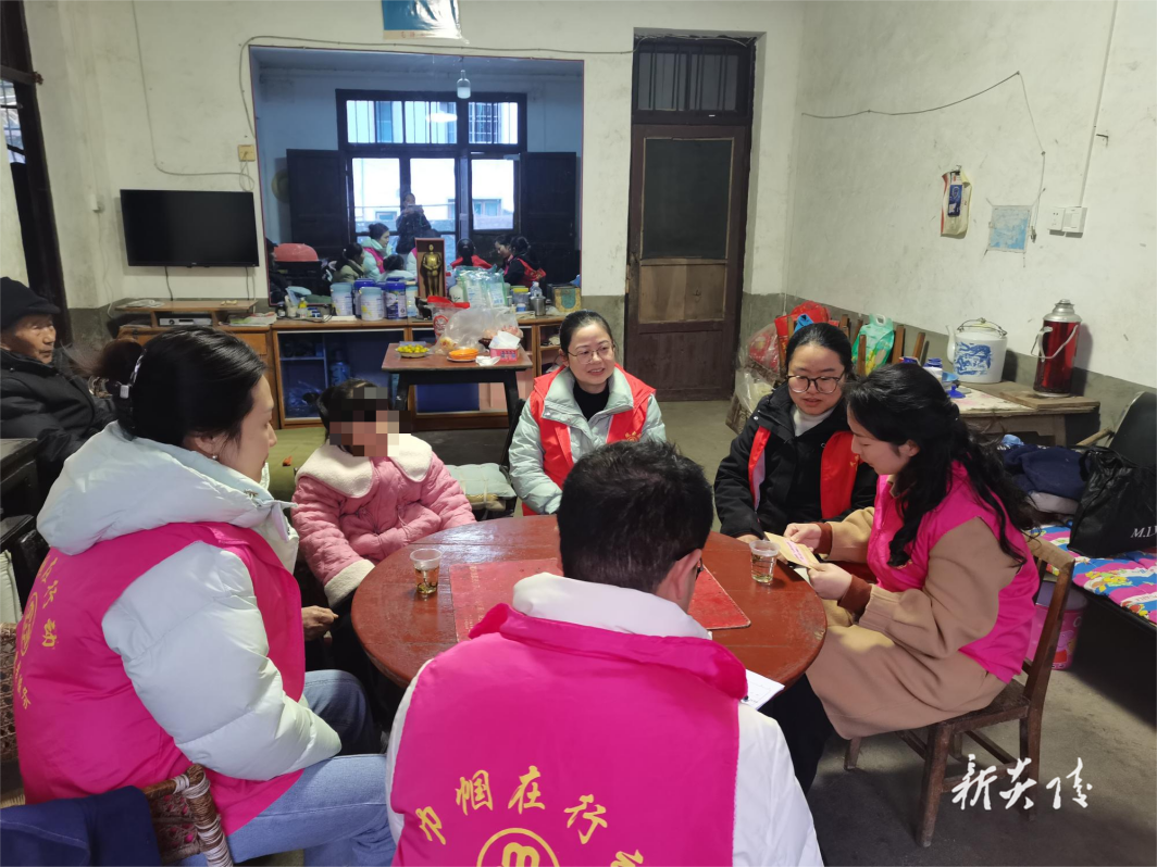 霞阳镇开展关爱困境留守儿童走访慰问活动