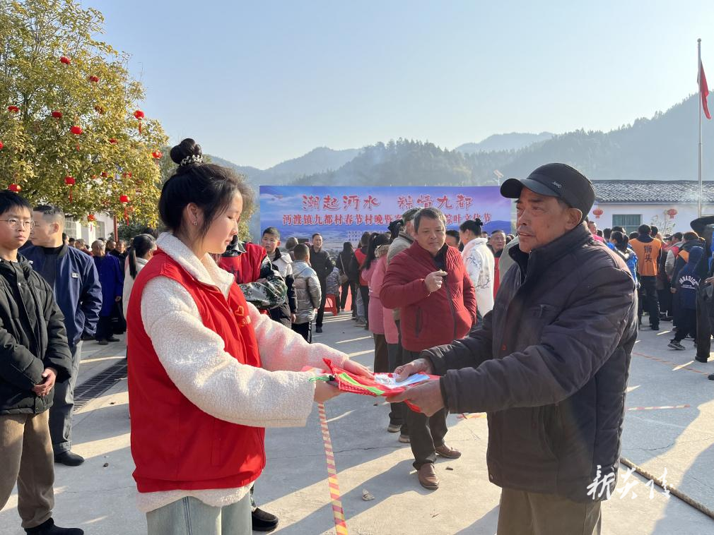 县司法局:法治风采献“村晚” “送法下乡”迎新春