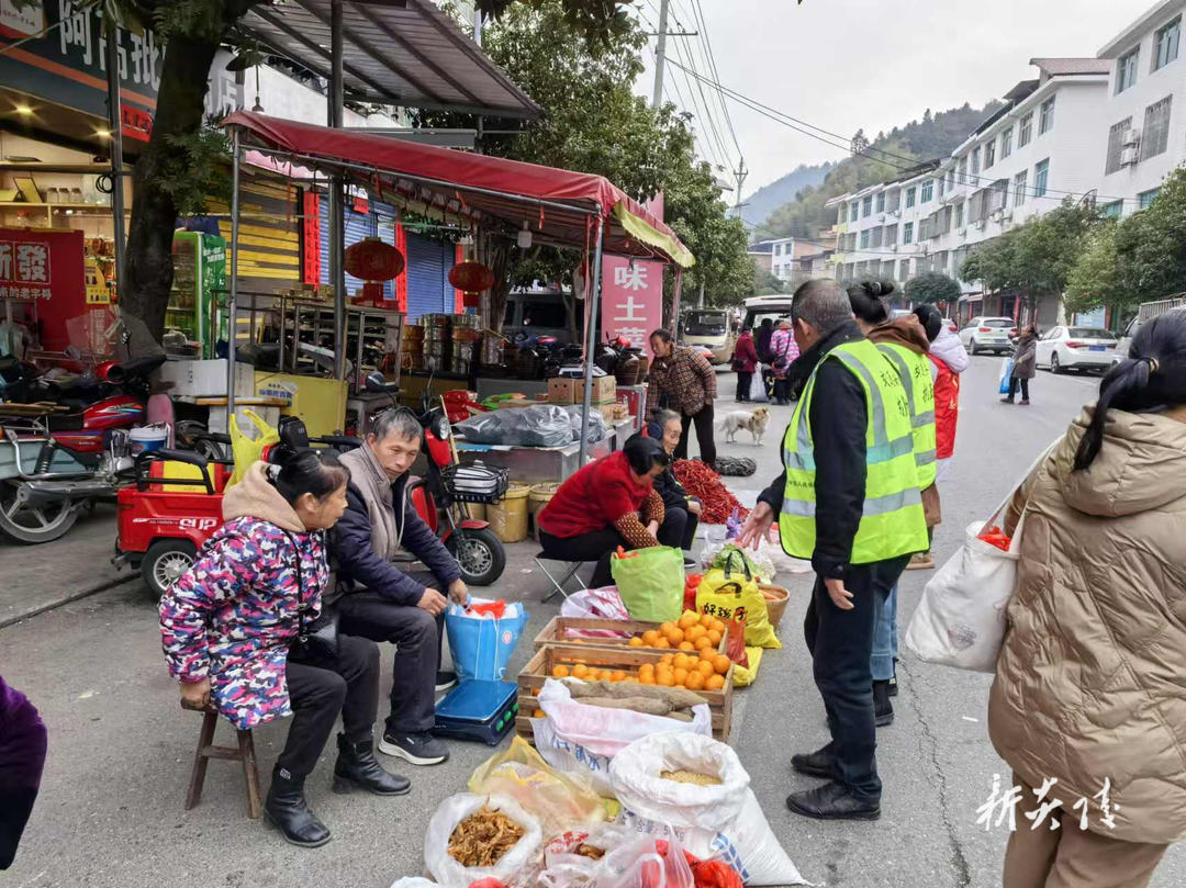 沔渡镇开展春节前集镇交通安全劝导工作