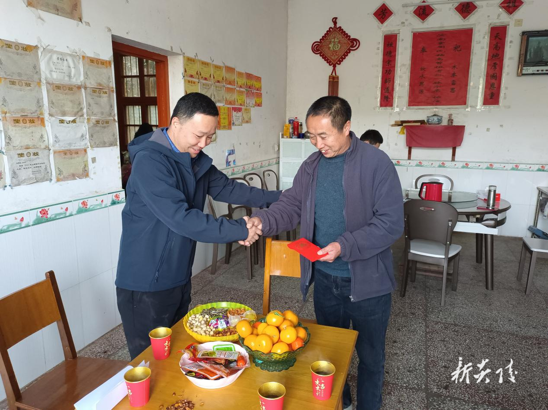 县委社会工作部开展2025年春节慰问活动