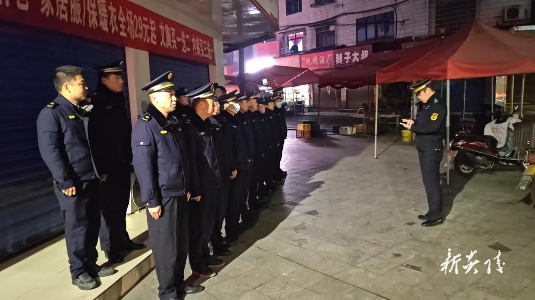 县城管局开展湘赣红农贸市场周边集中整治行动