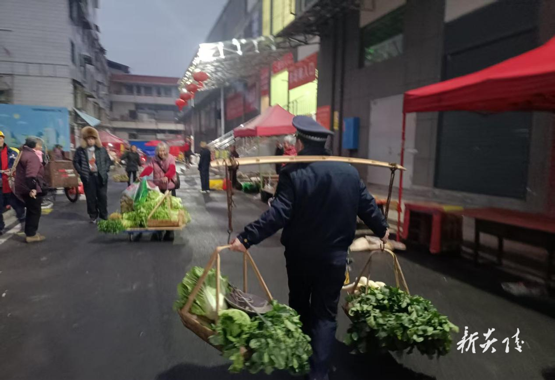 县城管局开展湘赣红农贸市场周边集中整治行动1