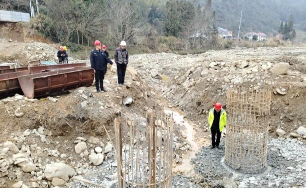 交通工程质量监督人员开展实地检查