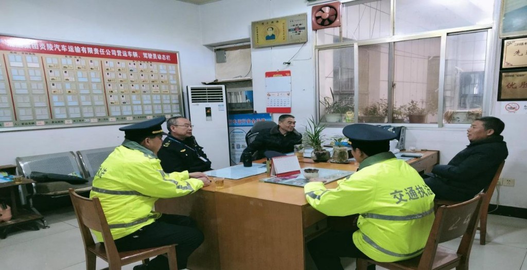 交通执法人员开展安全生产宣传