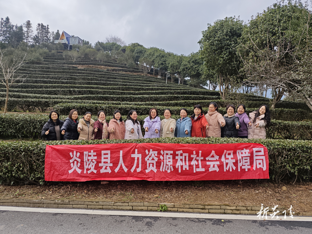 县人社局:芳华绽放 情暖三月