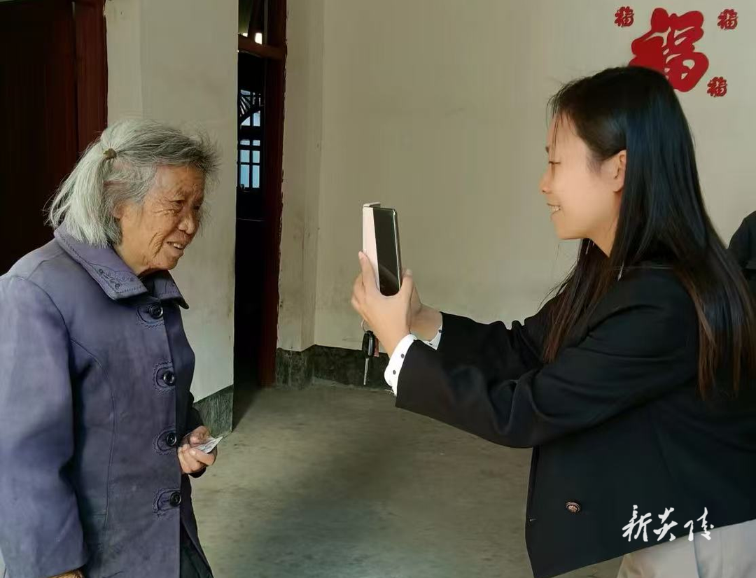 县人社局开展高龄老人待遇领取资格认证