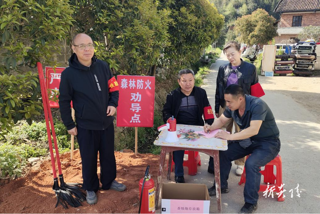 霞阳镇:缅怀先烈寄哀思 文明祭扫护平安1