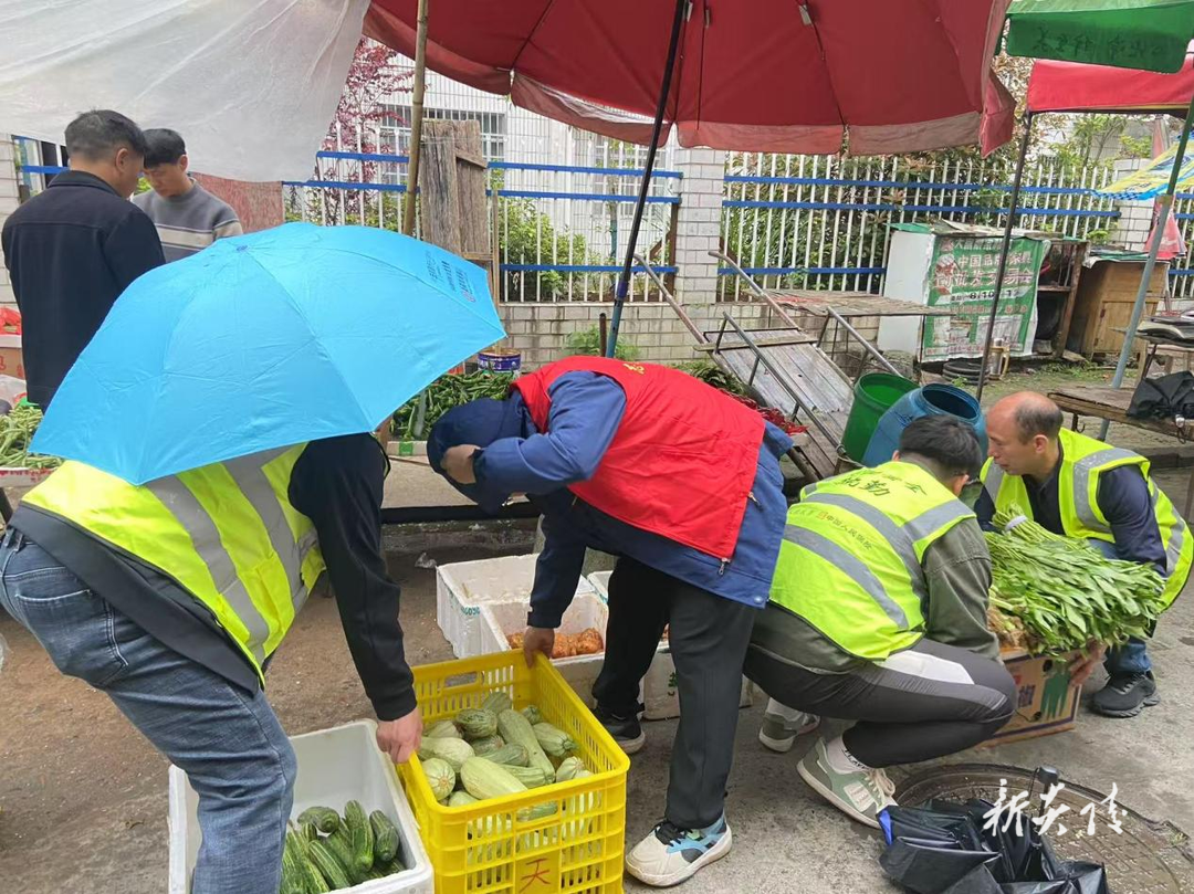 鹿原镇开展市场整治行动 保障交通安全