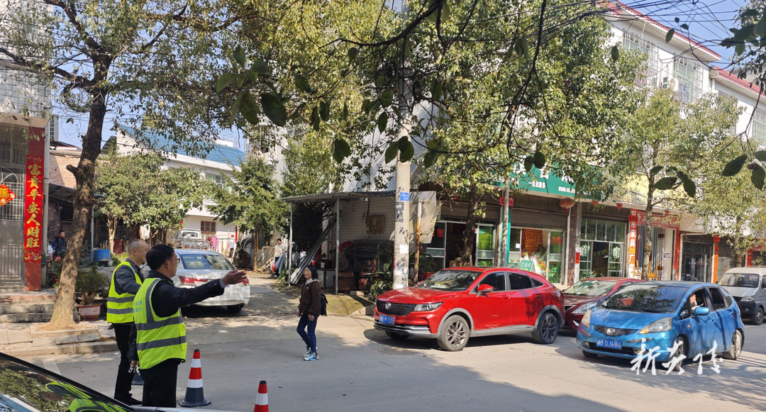 垄溪乡开展交通安全守护行动