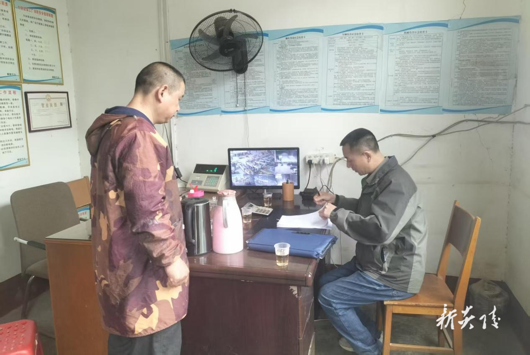 垄溪乡:敲门入户进商家 消防隐患共排查