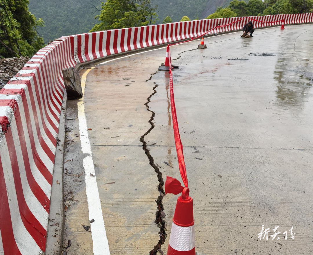 中村瑶族乡:迅速行动 保障中平公路汛期安全