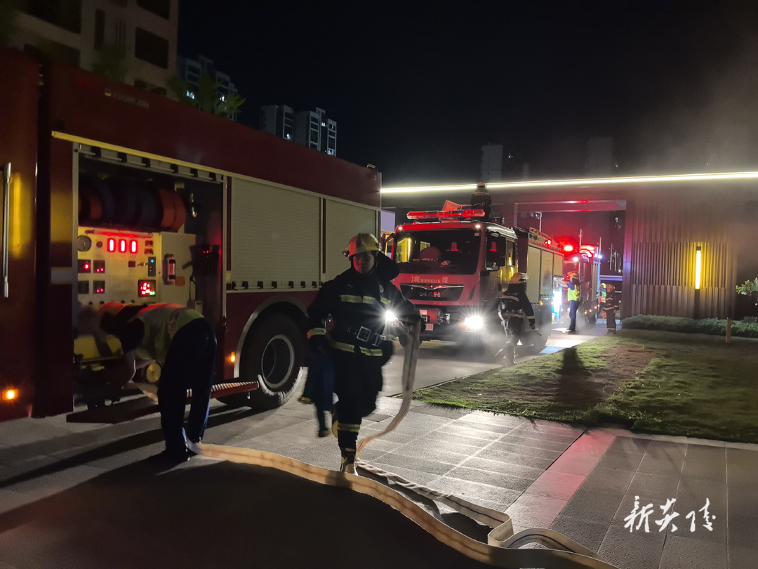 县消防救援大队深入住宅小区开展夜间灭火救援演练