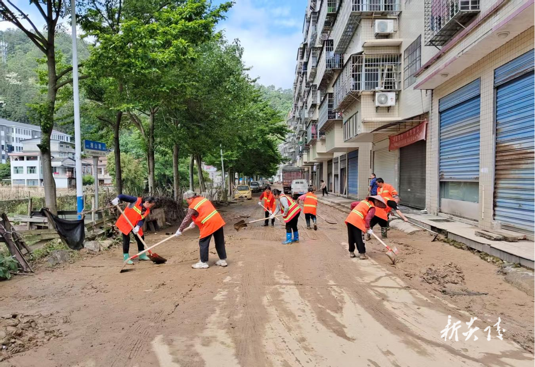 县环卫中心迅速应对强对流天气 全力开展城区清淤保畅工作