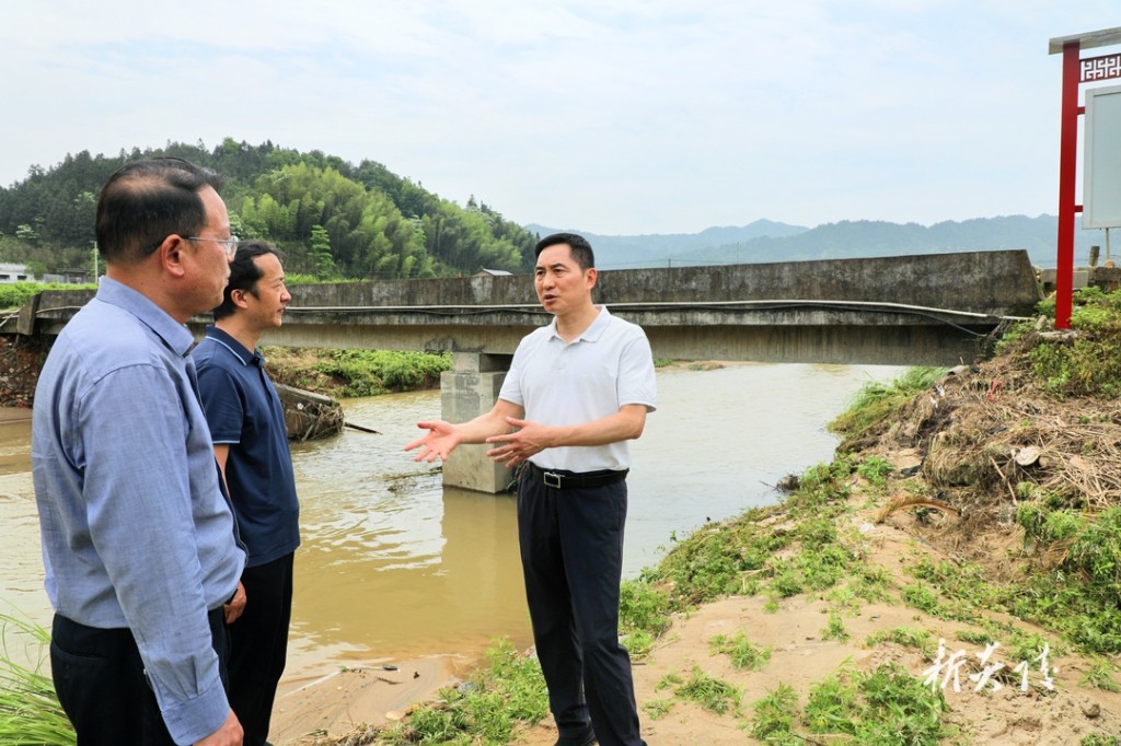 尹朝晖到部分乡镇调研防汛救灾工作