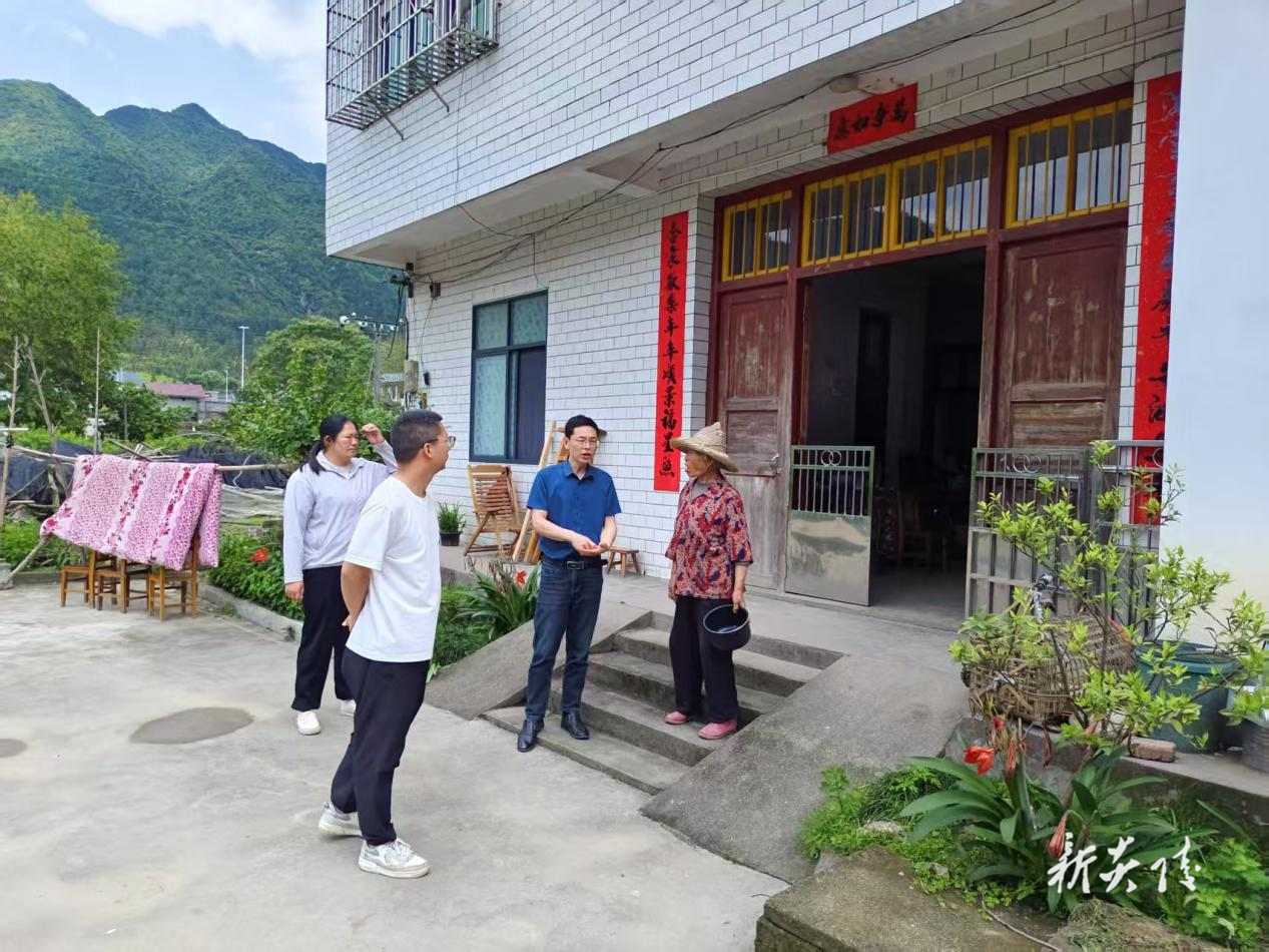 中村瑶族乡:汛期巡查入户 筑牢安全防线