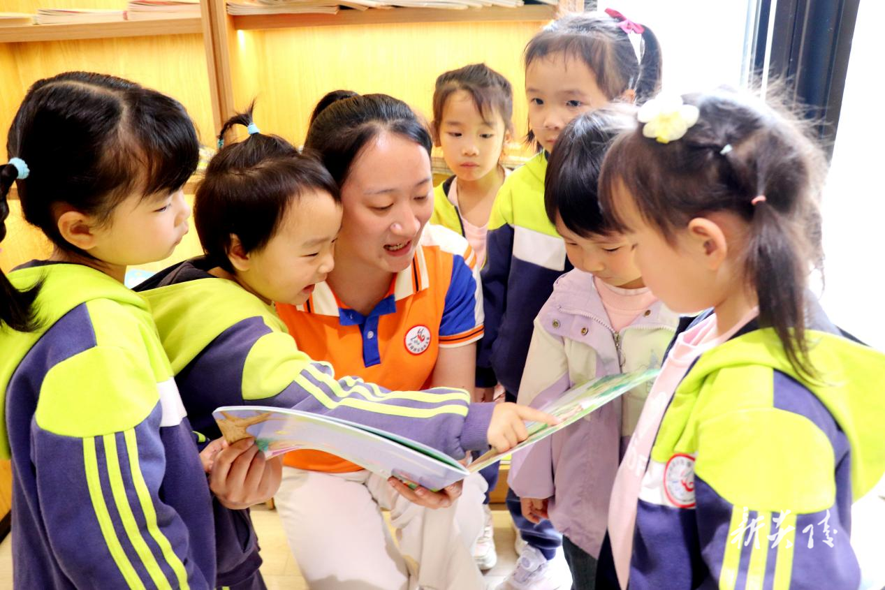 县示范幼儿园开展“春风四月暖,阅读正当时”主题读书活动