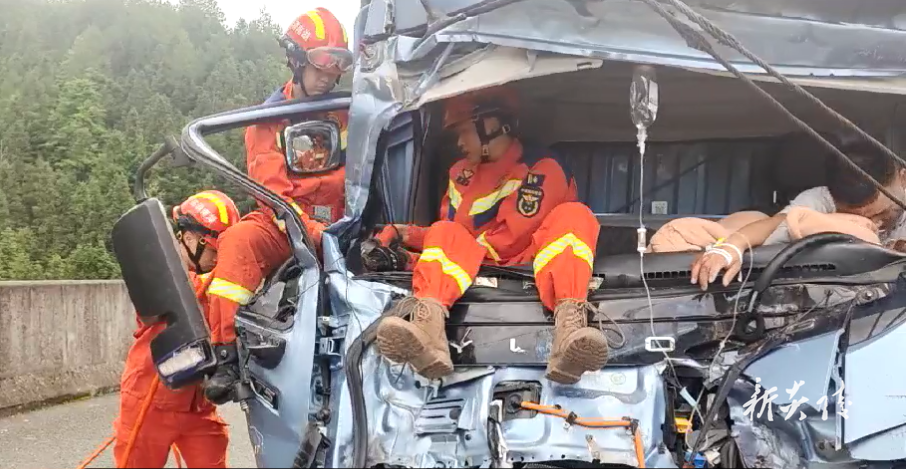 高速车祸致一人被困 炎陵消防火速救援