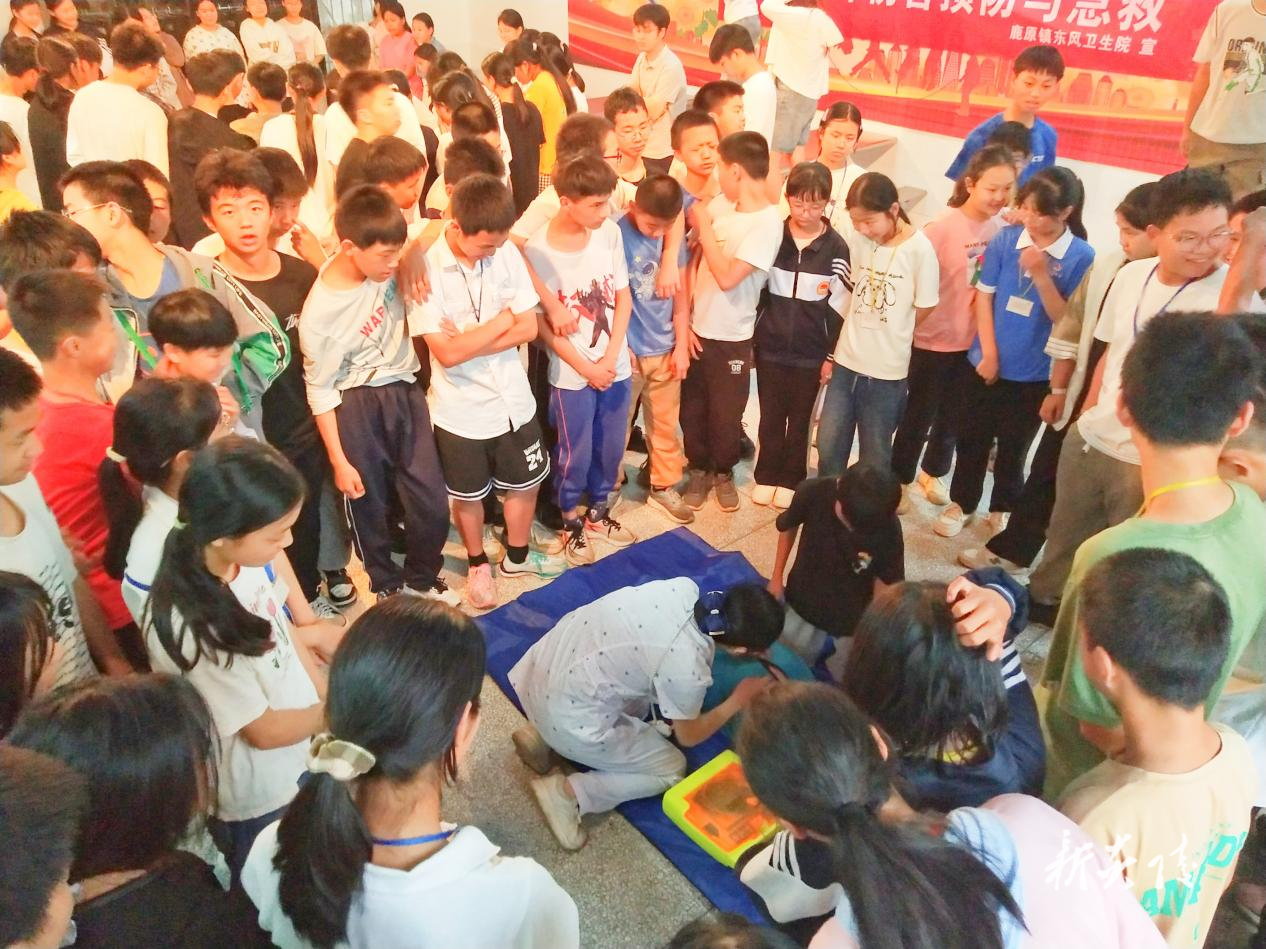 县人民医院与东风卫生院携手开展系列健康服务活动