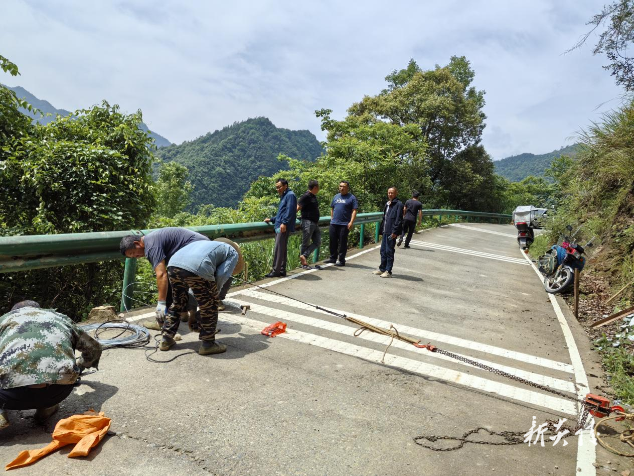 中村瑶族乡开展护栏修复检查 保障出行交通安全