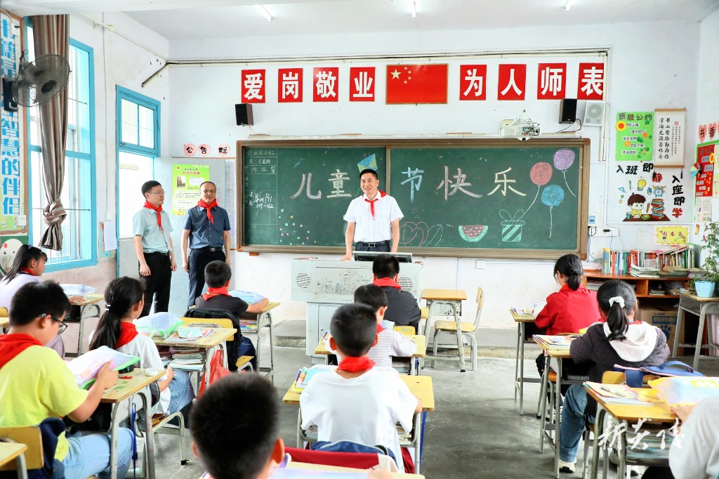 尹朝晖与少年儿童共庆“六一”1