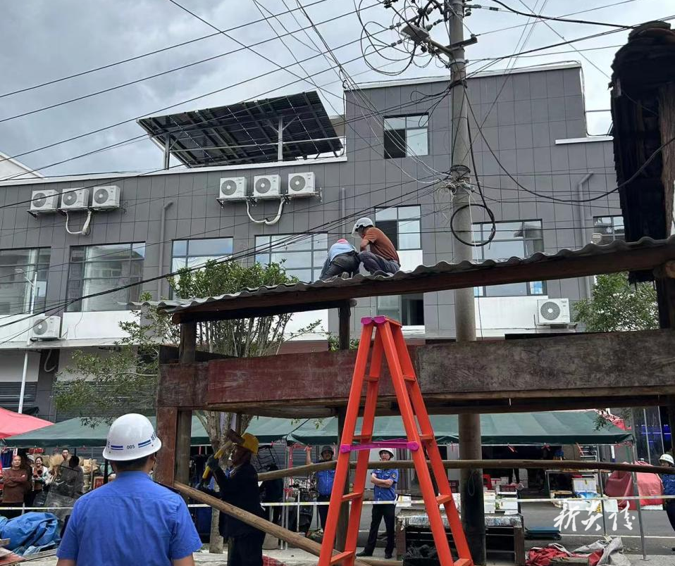 边贸市场违章建筑顺利拆除 市民点赞城管文明执法