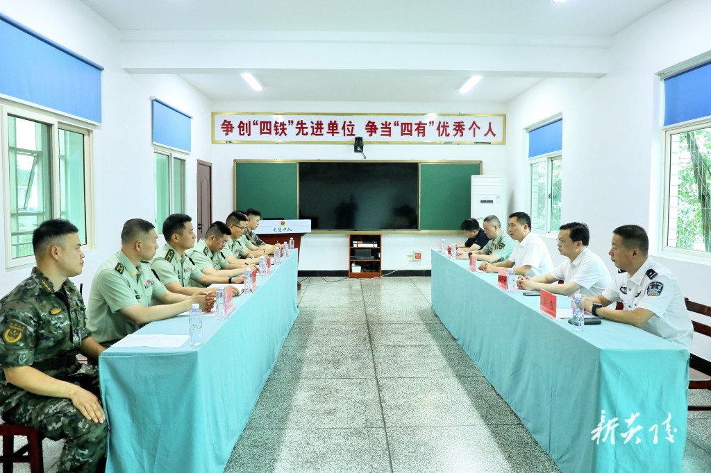 尹朝晖到县武警中队调研1