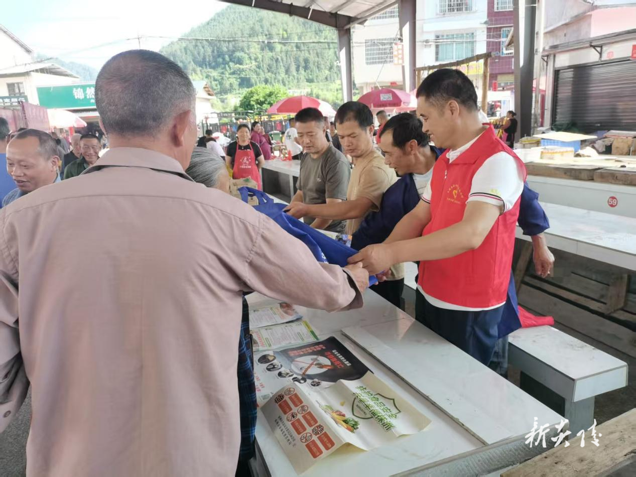 下村乡:赶集日织密“食安网” 共筑毒蘑菇防控防线