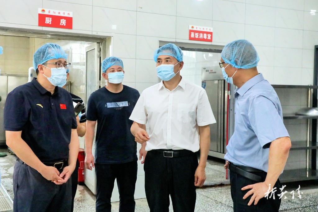 尹朝晖暗访校园餐工作1