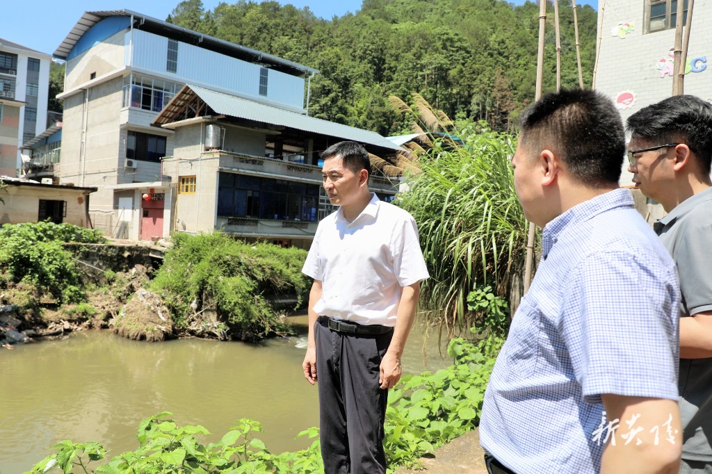 尹朝晖在霞阳镇下访接访