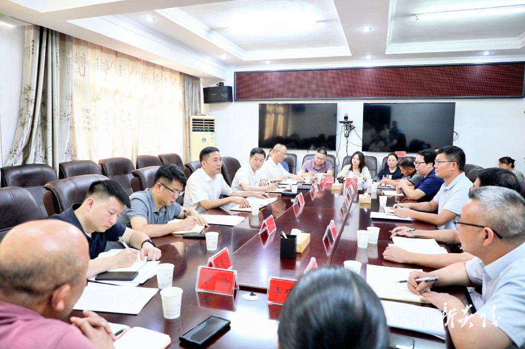 尹朝晖到县卫健局调研