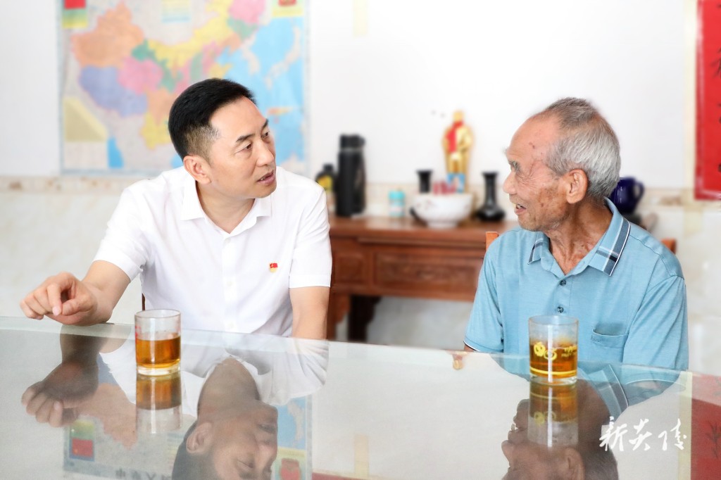 尹朝晖到霞阳镇开展“七一”走访慰问并为基层党支部讲党课