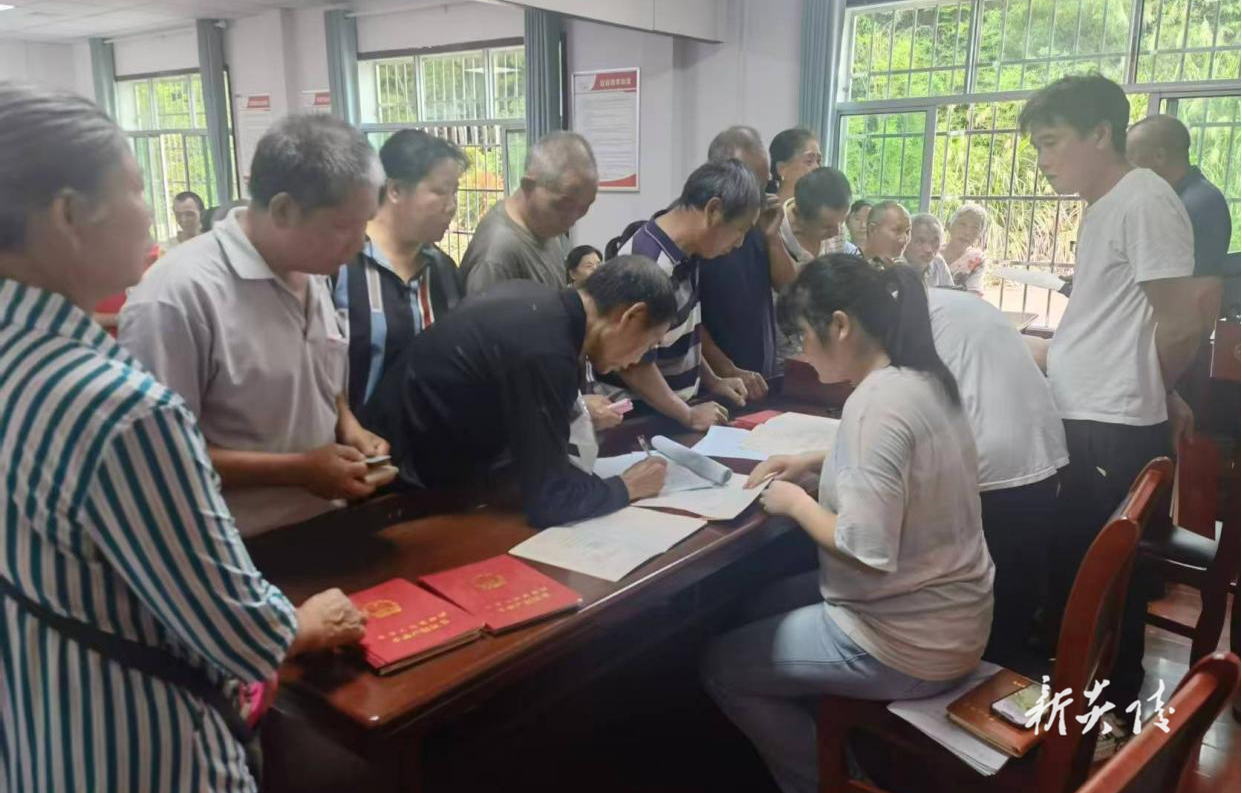 中村瑶族乡:不动产送证下乡 服务群众“零距离”