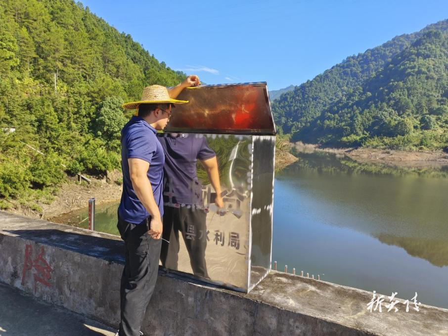 霞阳镇开展防溺水巡查 织密暑期安全防护网