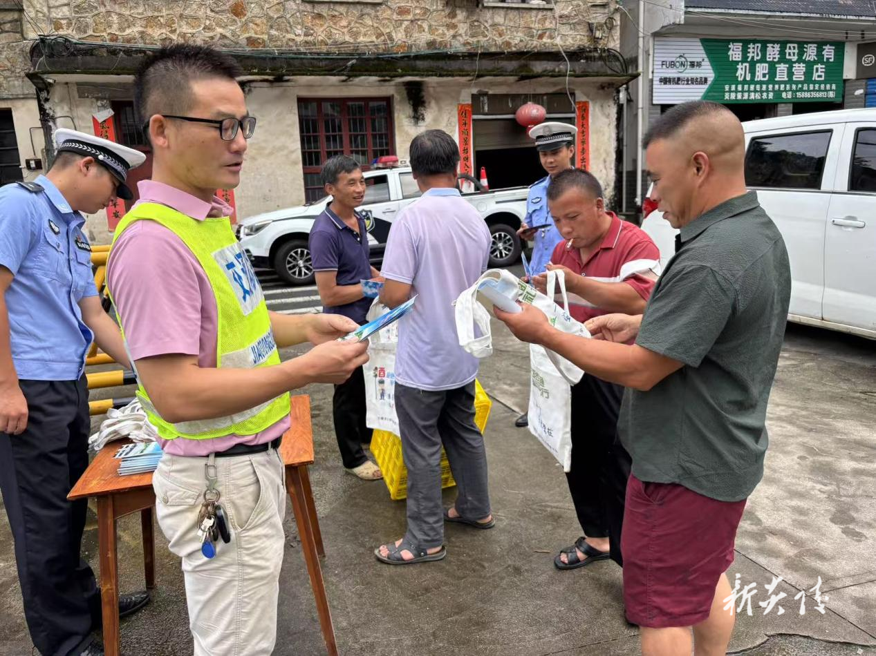 策源乡:赶集日送“安全” 护航炎陵黄桃丰收季