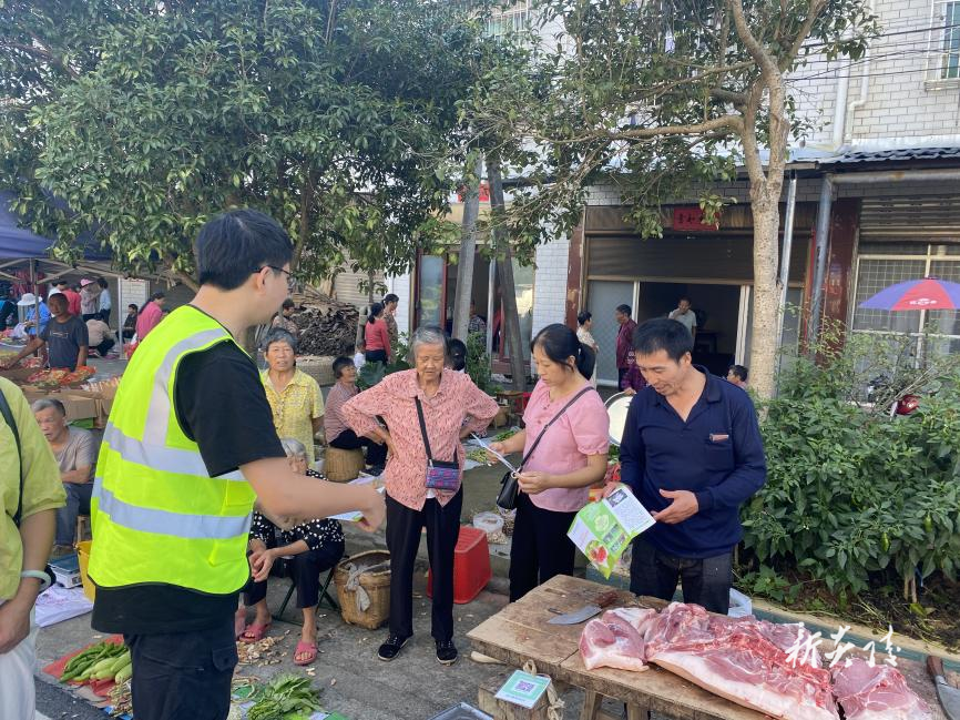 中村瑶族乡:集市宣讲护航舌尖上的安全