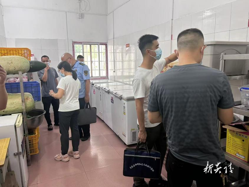 十都镇:筑牢校园安全防线 守护“舌尖上的开学季”