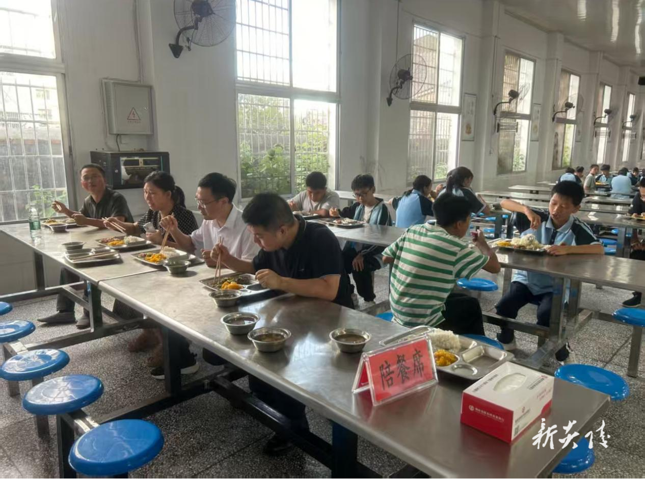 炎陵县“四长”陪餐制协同发力 织密校园食品安全防护网