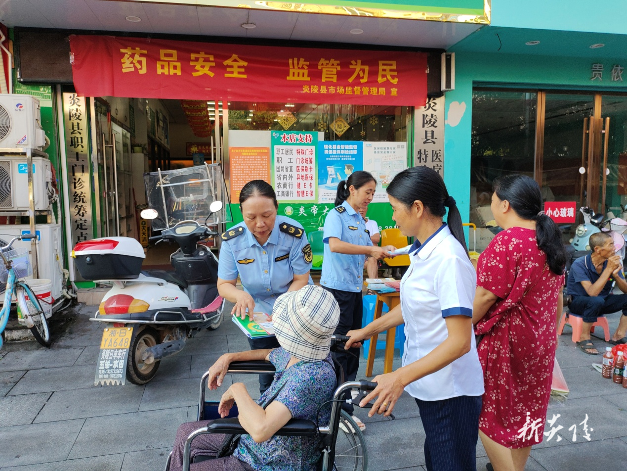 县市场监督管理局开展药品安全宣传周活动