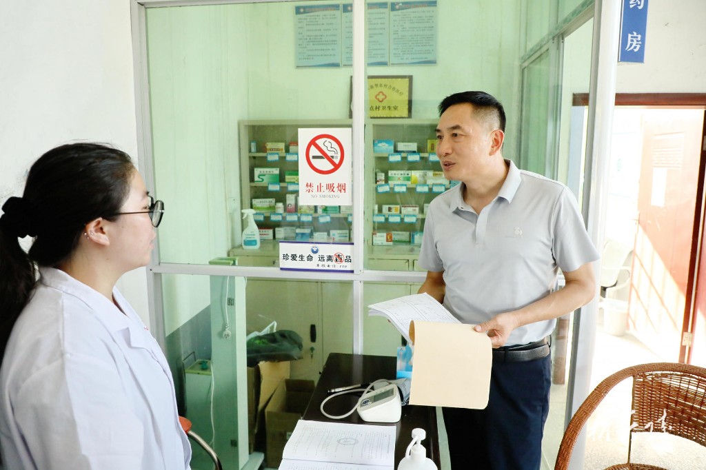 尹朝晖到部分乡镇调研3