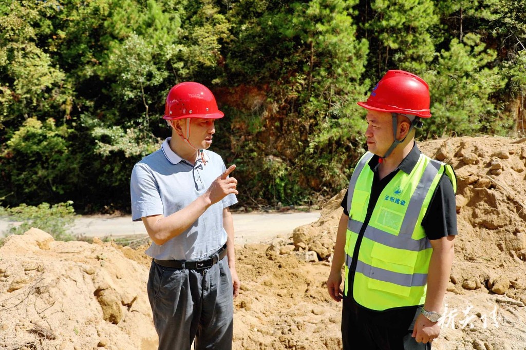 尹朝晖到部分乡镇调研4