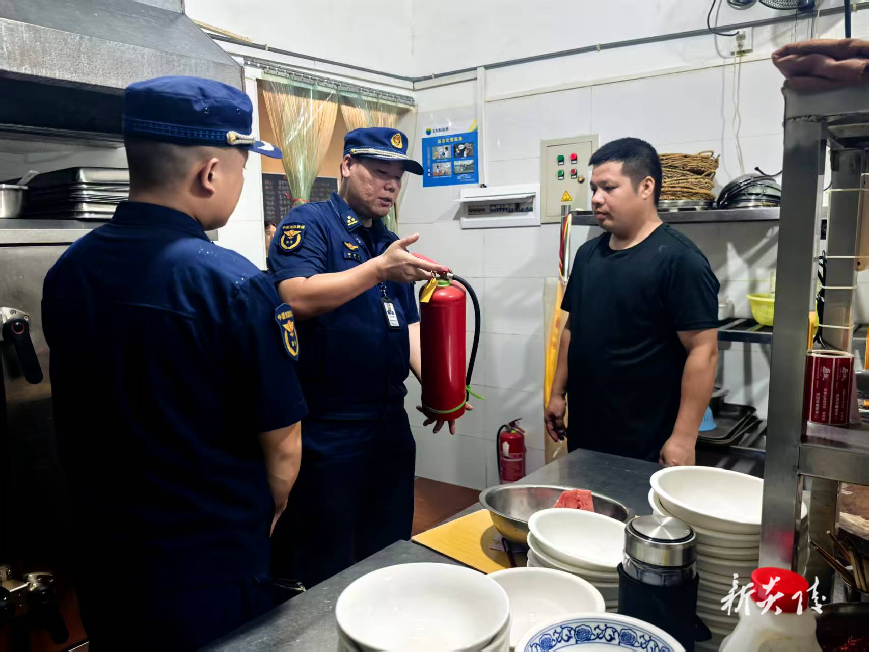 县消防救援大队对辖区餐饮场所进行消防安全检查