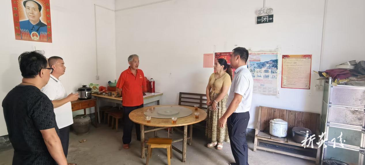 中村瑶族乡走访慰问易地扶贫搬迁户
