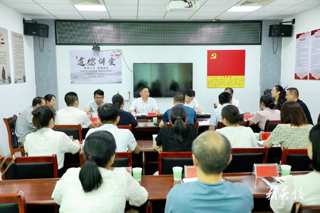 尹朝晖调研群团组织工作