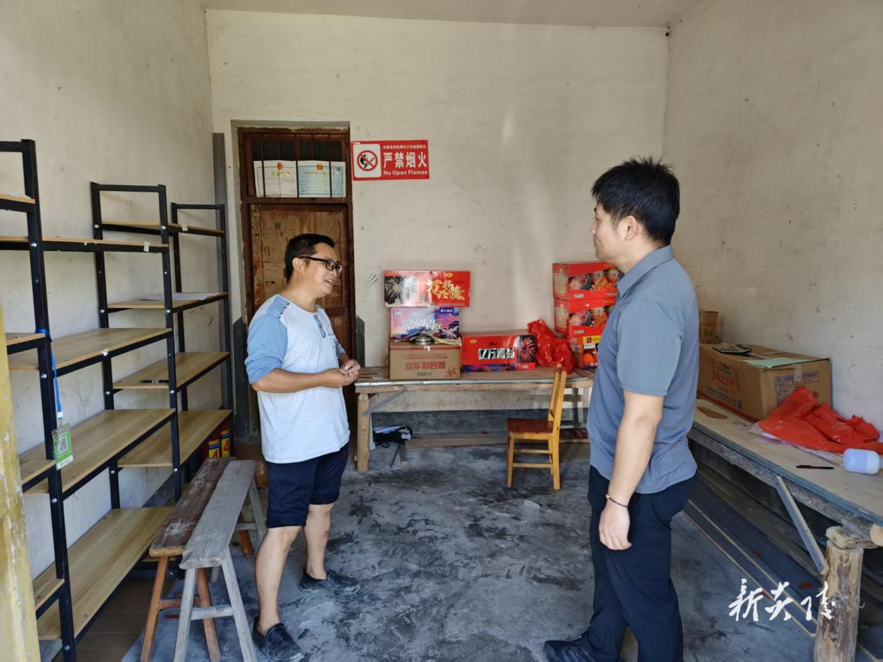 下村乡开展烟花爆竹经营(零售)许可证换发工作