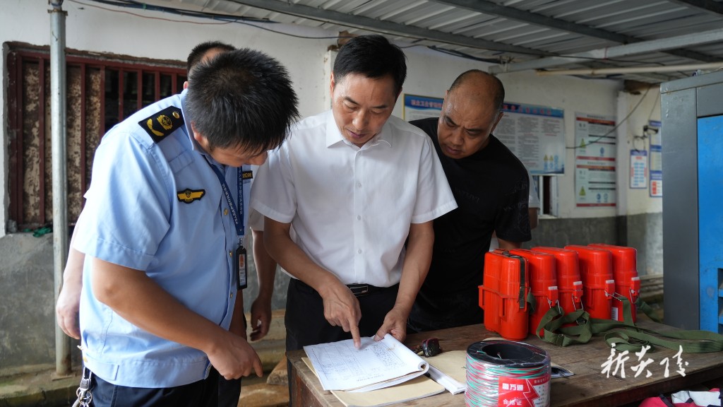 尹朝晖带队检查节前安全生产1