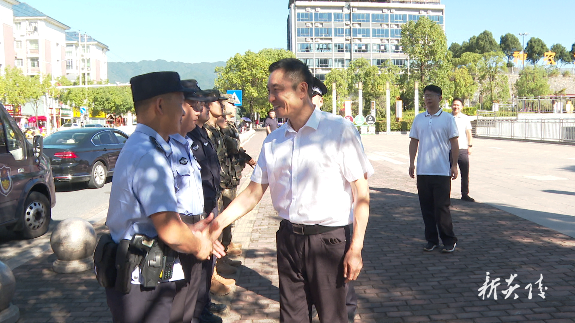 尹朝晖慰问国庆中秋假期一线工作人员1