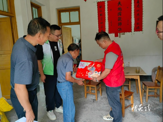 下村乡开展走访慰问特困户活动