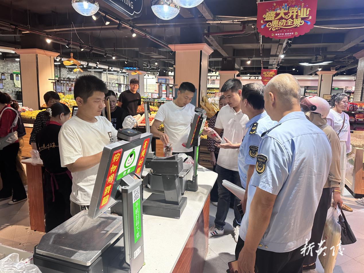 县市场监督管理局开展“质量月”宣传活动